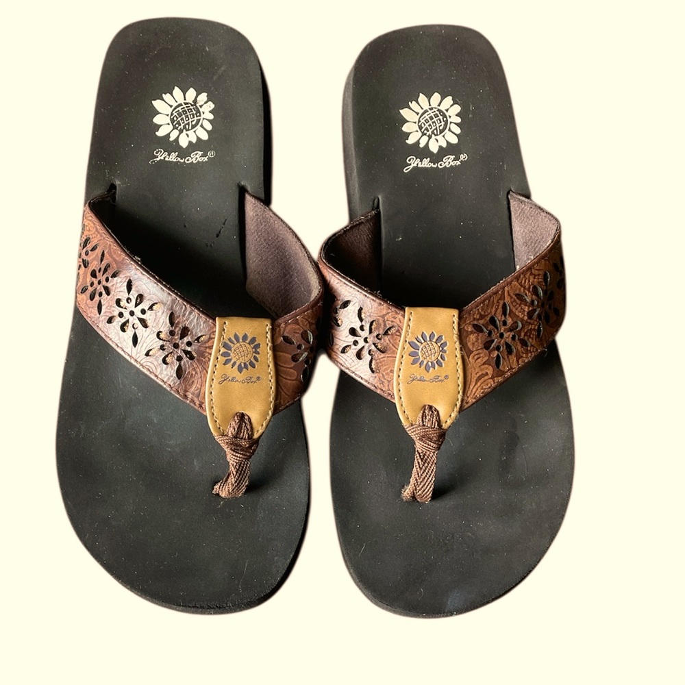 Yellow Women's Box Brown Sandals size 9 comfort Flip Flops Summer